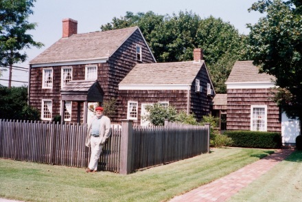 4 FRED4518 FJT devant la maison de Walt Whitman à West Hills 1994